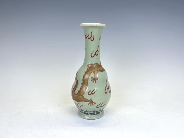 古玩陶瓷晚清·豆青釉礬紅龍紋長頸瓶拍賣，當前價格0元