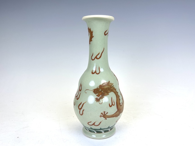 古玩陶瓷晚清·豆青釉礬紅龍紋長頸瓶拍賣，當前價格0元