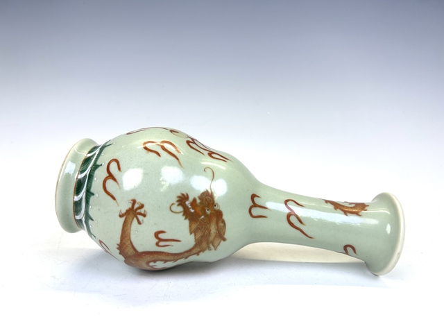 古玩陶瓷晚清·豆青釉礬紅龍紋長頸瓶拍賣，當前價格0元