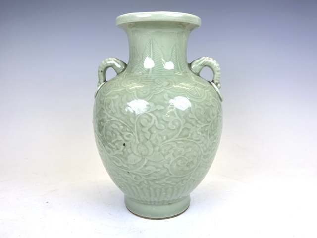 古玩陶瓷晚清·豆青釉纏枝花卉雙耳尊拍賣，當(dāng)前價(jià)格0元