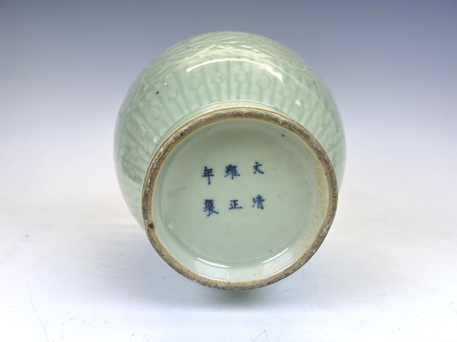 古玩陶瓷晚清·豆青釉纏枝花卉雙耳尊拍賣，當(dāng)前價(jià)格0元