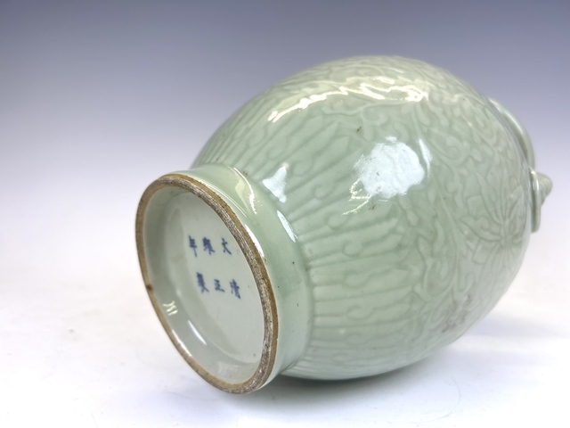 古玩陶瓷晚清·豆青釉纏枝花卉雙耳尊拍賣，當(dāng)前價(jià)格0元