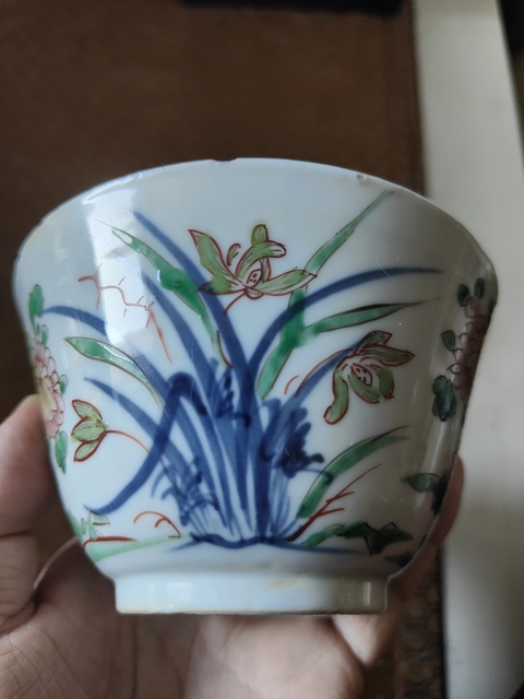 古玩陶瓷 松石齋款青花五彩花卉紋杯真品鑒賞圖