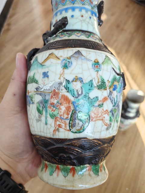 古玩陶瓷哥釉五彩刀馬人物瓶真品鑒賞圖