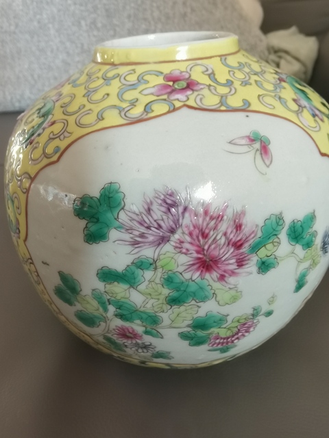 古玩陶瓷黃地粉彩開窗花卉小罐真品鑒賞圖