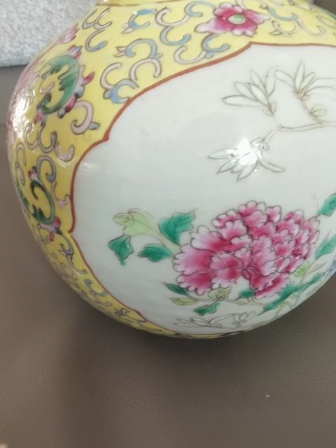 古玩陶瓷黃地粉彩開窗花卉小罐真品鑒賞圖