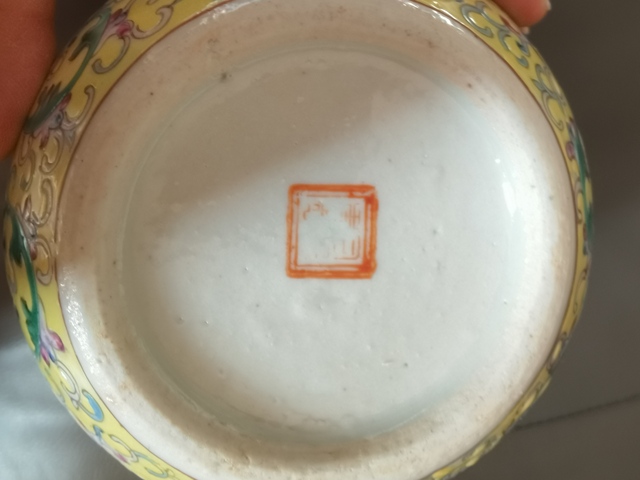 古玩陶瓷黃地粉彩開窗花卉小罐真品鑒賞圖