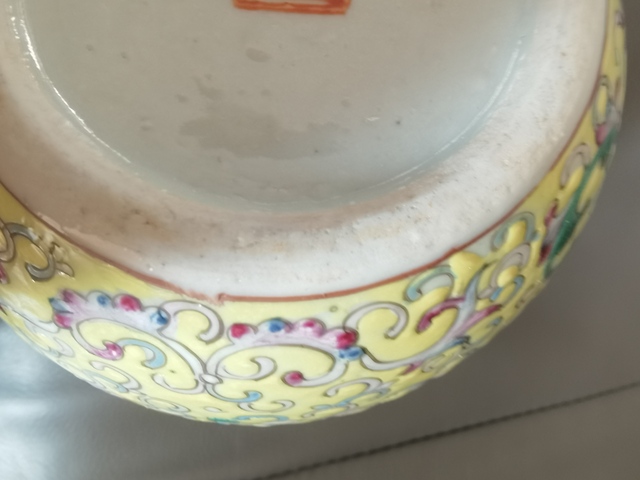 古玩陶瓷黃地粉彩開窗花卉小罐真品鑒賞圖