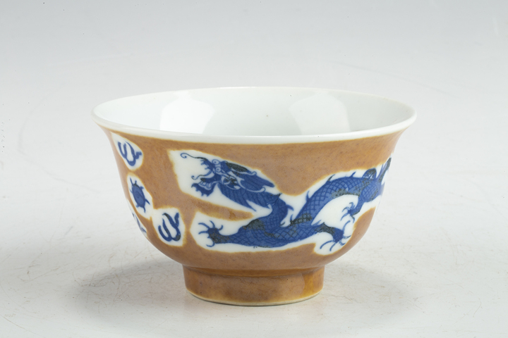 古玩陶瓷清末民初·紫金釉留白青花雙龍戲珠紋碗真品鑒賞圖