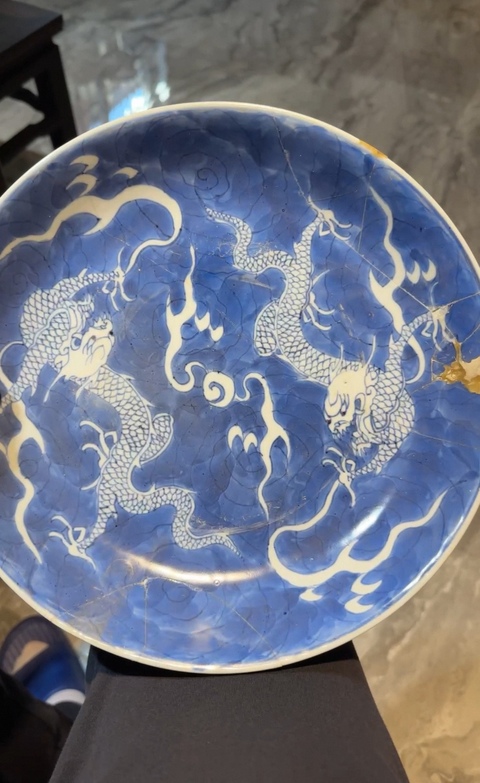 古玩陶瓷青花趕珠龍紋盤真品鑒賞圖