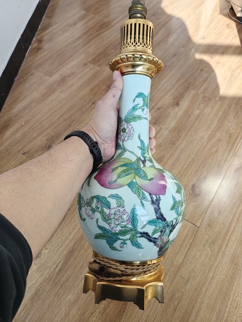 古玩陶瓷粉彩九桃天球瓶，無底圖，偏老真品鑒賞圖