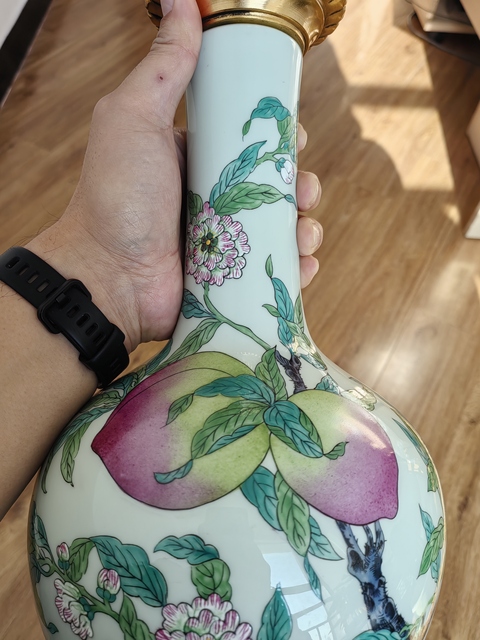 古玩陶瓷粉彩九桃天球瓶，無底圖，偏老真品鑒賞圖