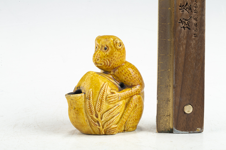 古玩陶瓷清末民初·黃釉猴子抱桃硯滴拍賣，當(dāng)前價格2868元