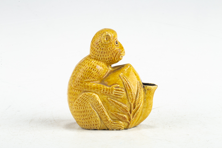 古玩陶瓷清末民初·黃釉猴子抱桃硯滴拍賣，當(dāng)前價格2868元