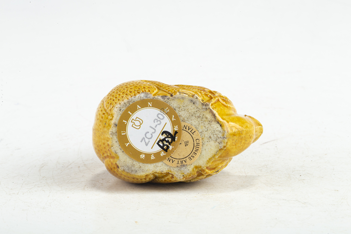 古玩陶瓷清末民初·黃釉猴子抱桃硯滴拍賣，當(dāng)前價格2868元