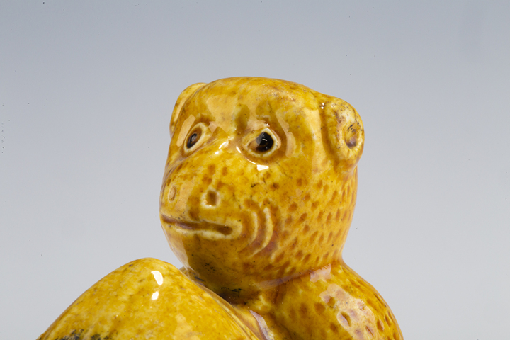 古玩陶瓷清末民初·黃釉猴子抱桃硯滴拍賣，當(dāng)前價格2868元