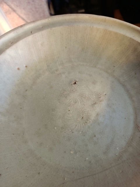 古玩陶瓷【每周放漏拍一件】龍泉青瓷花卉紋大盤拍賣，當(dāng)前價(jià)格666元