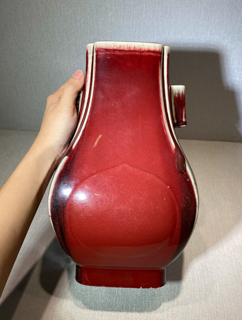古玩陶瓷紅釉貫耳瓶真品鑒賞圖
