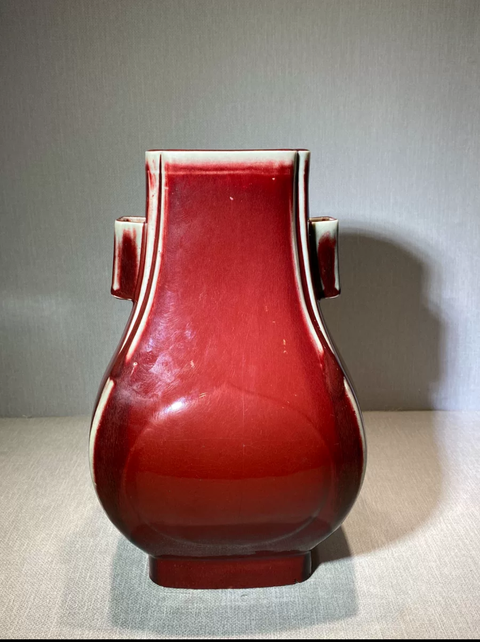 古玩陶瓷紅釉貫耳瓶真品鑒賞圖