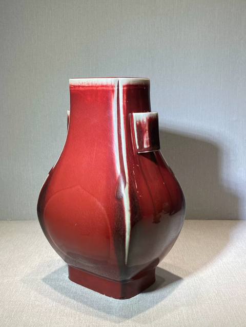 古玩陶瓷紅釉貫耳瓶真品鑒賞圖