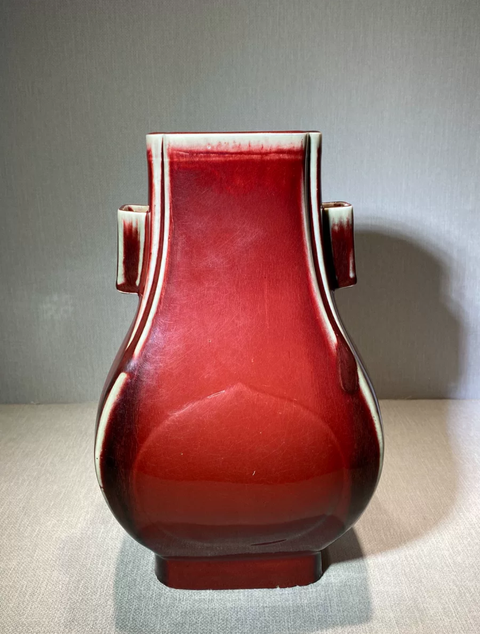 古玩陶瓷紅釉貫耳瓶真品鑒賞圖