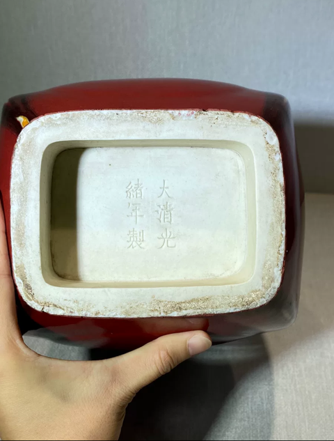 古玩陶瓷紅釉貫耳瓶真品鑒賞圖