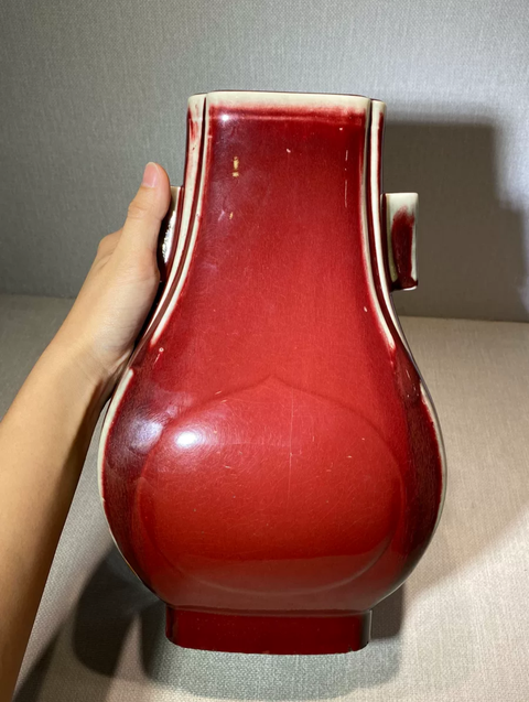 古玩陶瓷紅釉杏圓貫耳瓶真品鑒賞圖