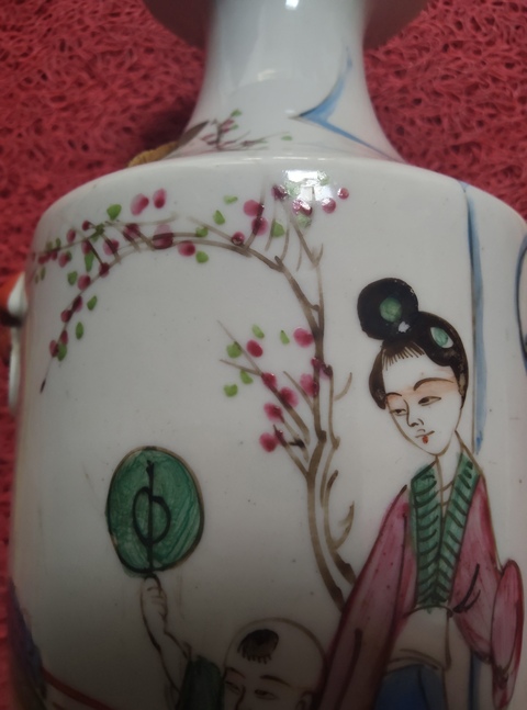 古玩陶瓷粉彩人物雙耳瓶真品鑒賞圖