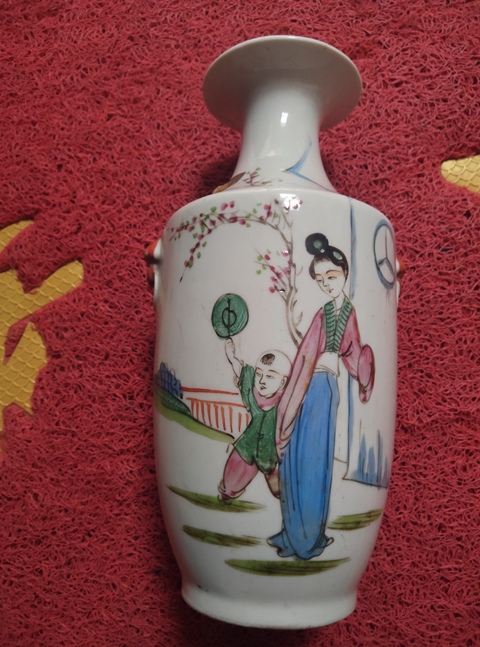 古玩陶瓷粉彩人物雙耳瓶真品鑒賞圖