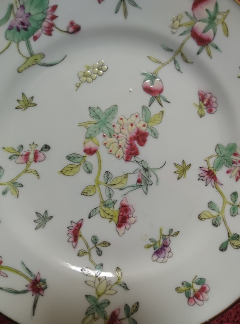 古玩陶瓷花卉紋粉彩盤真品鑒賞圖