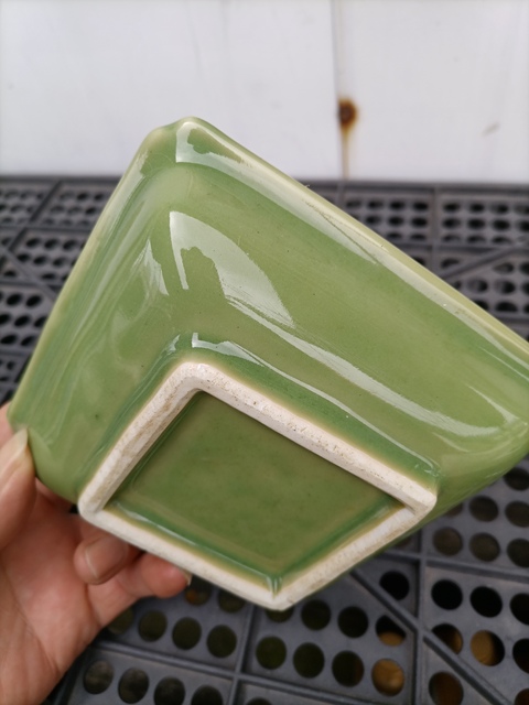 古玩陶瓷日本大正豆青釉花卉紋四方盤真品鑒賞圖