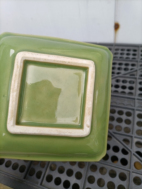 古玩陶瓷日本大正豆青釉花卉紋四方盤真品鑒賞圖