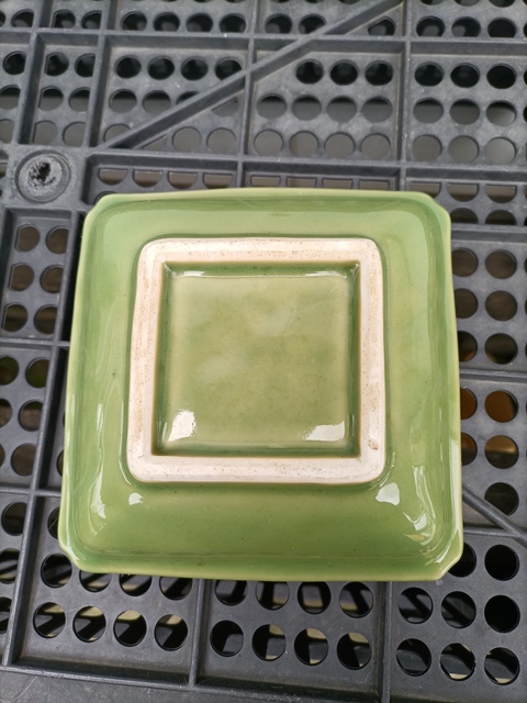 古玩陶瓷日本大正豆青釉花卉紋四方盤真品鑒賞圖