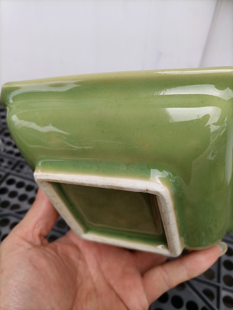 古玩陶瓷日本大正豆青釉花卉紋四方盤真品鑒賞圖