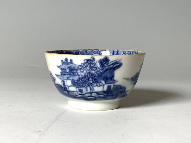 古玩陶瓷清乾隆·青花山水樓閣人物紋茶圓拍賣，當前價格2158元