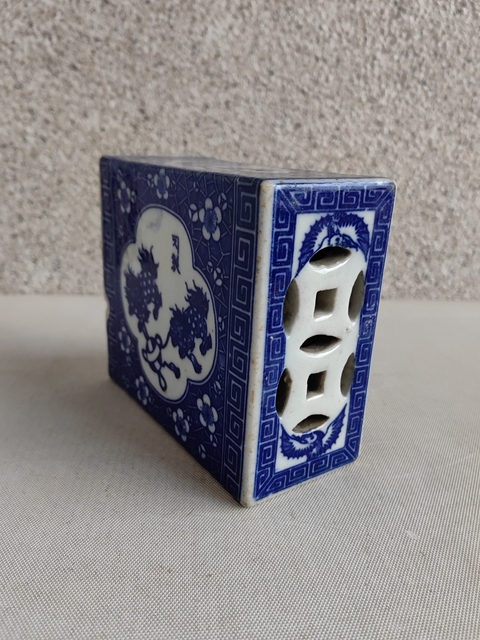 古玩陶瓷獅紋青花書擋拍賣，當(dāng)前價(jià)格399元