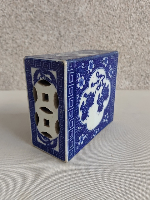 古玩陶瓷獅紋青花書擋拍賣，當(dāng)前價(jià)格399元