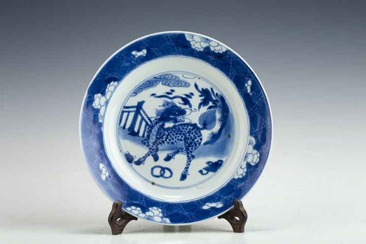 古玩陶瓷清康熙·青花麒麟紋折沿盤拍賣，當前價格0元