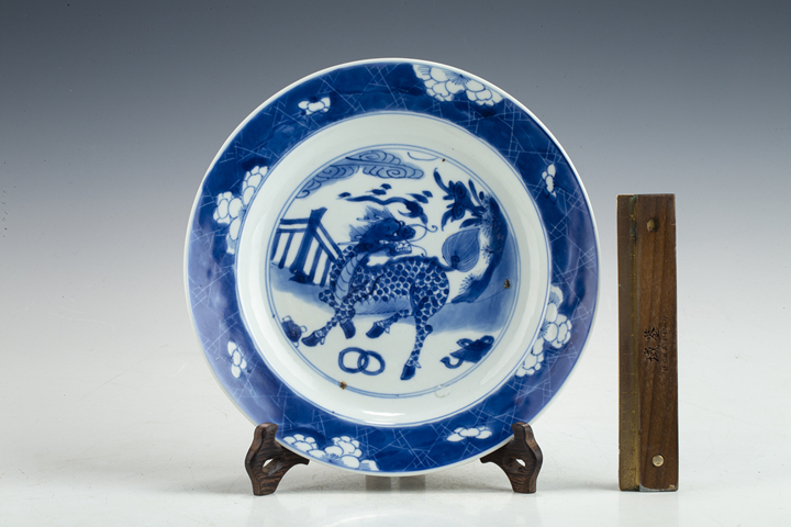 古玩陶瓷清康熙·青花麒麟紋折沿盤拍賣，當前價格0元