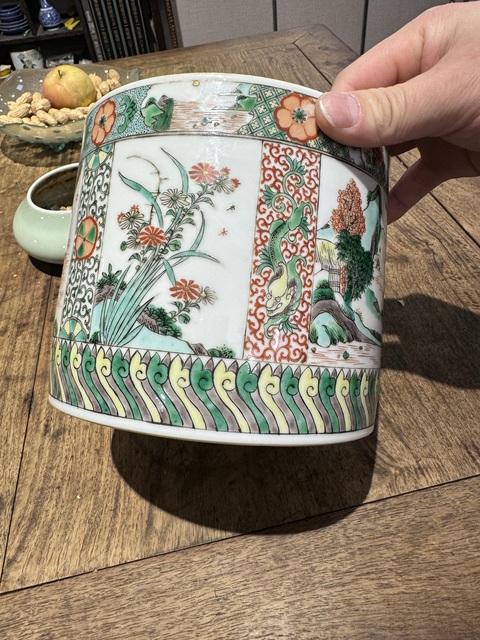 古玩陶瓷瑞獸山水花卉紋五彩筆筒真品鑒賞圖