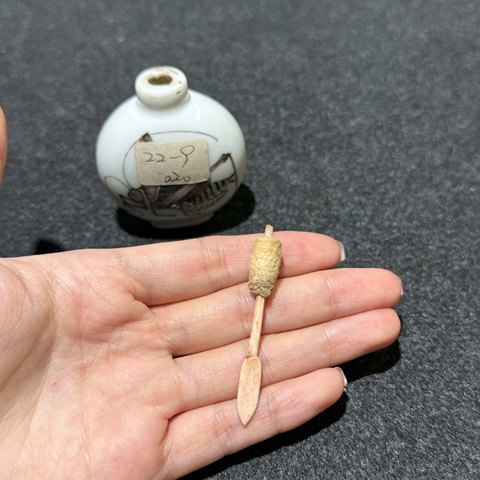 古玩陶瓷清晚期粉彩蟈蟈紋扁壺真品鑒賞圖