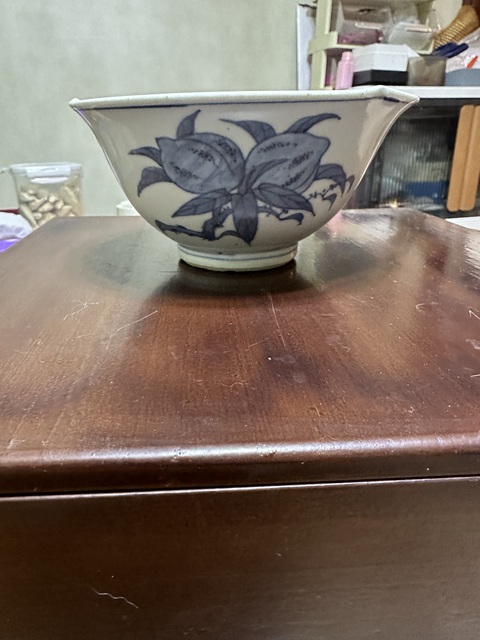 古玩陶瓷日本明治青花三多紋葵口碗真品鑒賞圖