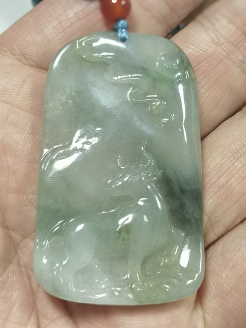 古玩玉器翡翠糯種飄花牛掛牌真品鑒賞圖