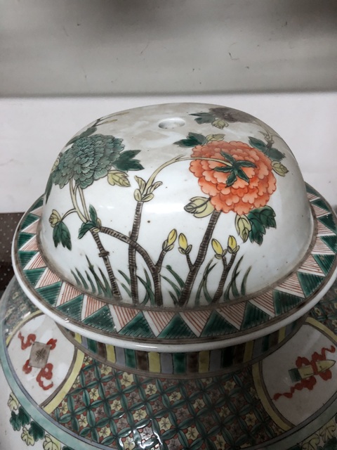 古玩陶瓷民國至創匯 五彩孔雀牡丹紋蓋罐真品鑒賞圖