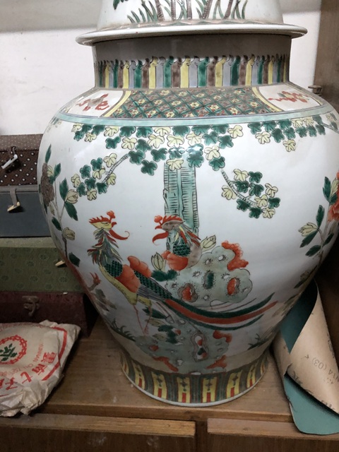 古玩陶瓷民國至創匯 五彩孔雀牡丹紋蓋罐真品鑒賞圖