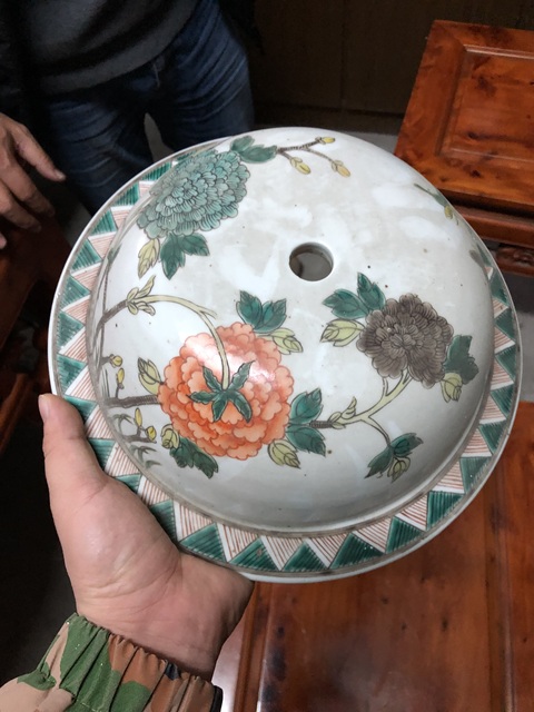 古玩陶瓷民國至創匯 五彩孔雀牡丹紋蓋罐真品鑒賞圖