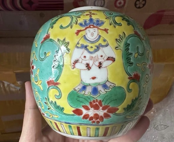 古玩陶瓷黃地粉彩佛教人物茶葉罐真品鑒賞圖