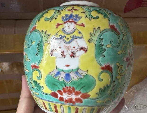 古玩陶瓷黃地粉彩佛教人物茶葉罐真品鑒賞圖