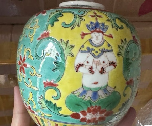 古玩陶瓷黃地粉彩佛教人物茶葉罐真品鑒賞圖