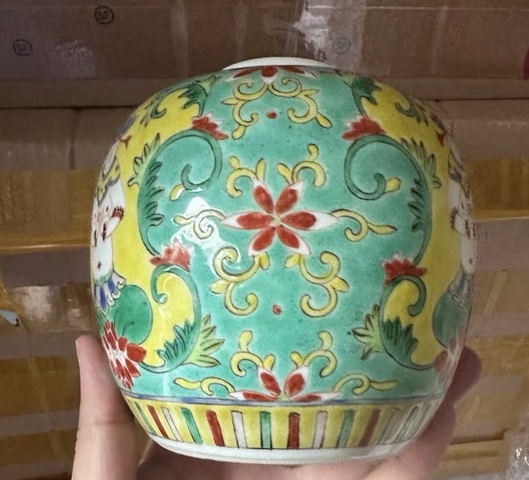 古玩陶瓷黃地粉彩佛教人物茶葉罐真品鑒賞圖